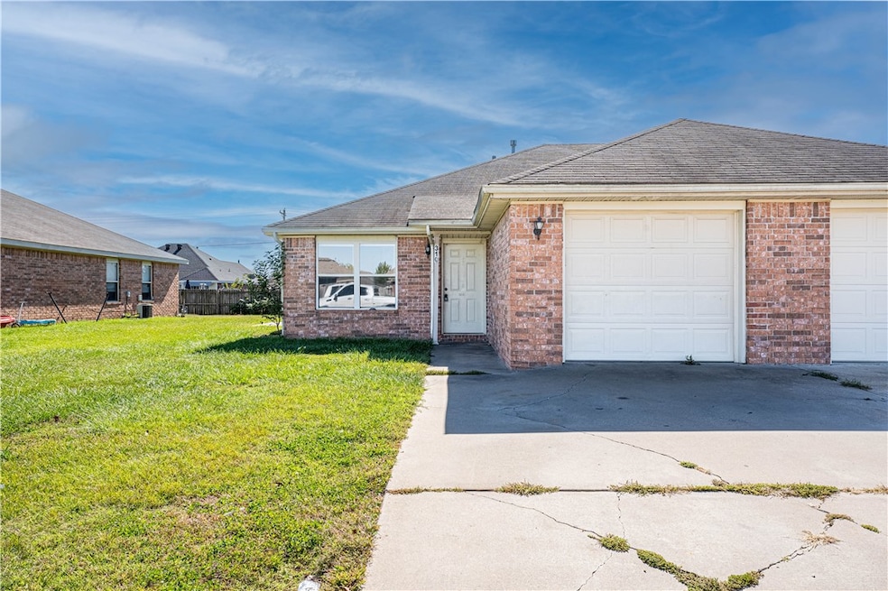 405 E Southern Trace Dr, Rogers, AR 72758 - photo 1