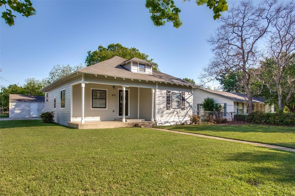 612 Turner St, Cleburne, TX 76033 - photo 1