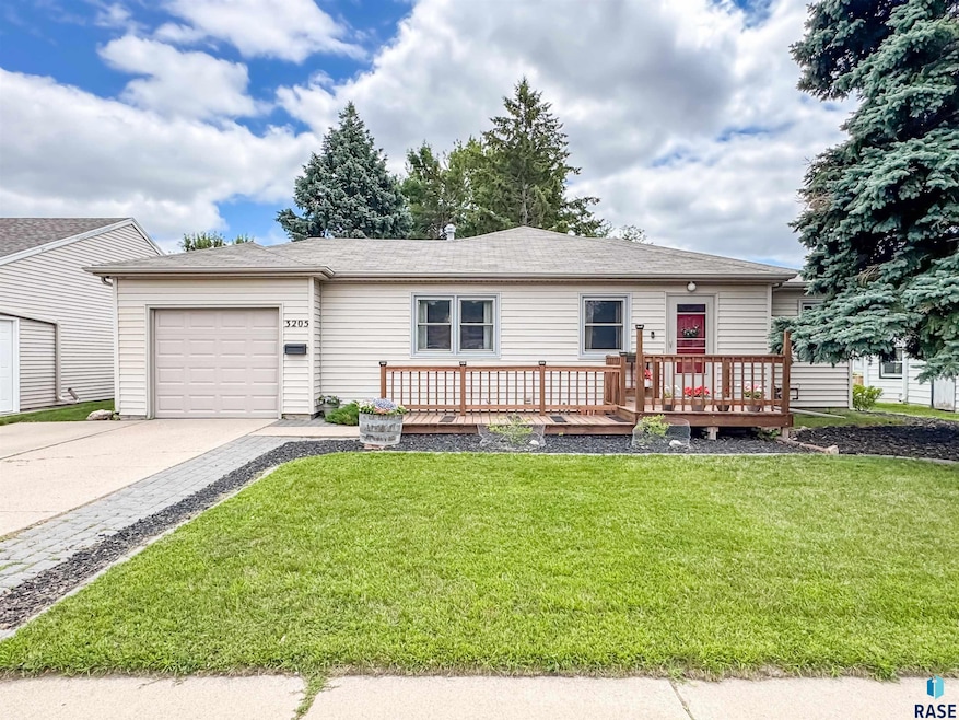 3205 E 18th St, Sioux Falls, SD 57103 - photo 1