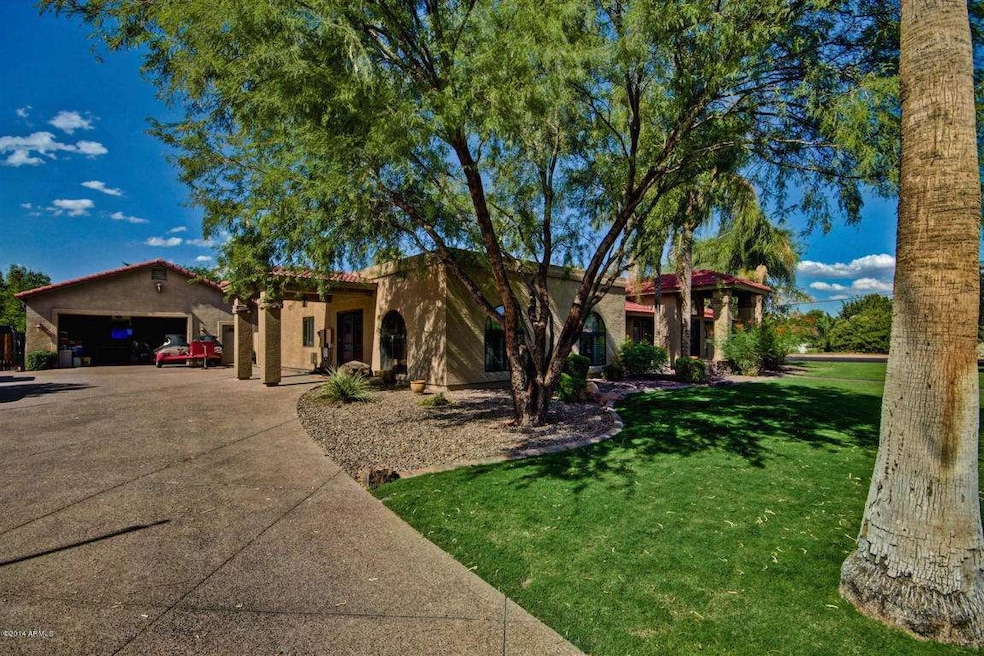 Huge Driveway & RV Parking as well