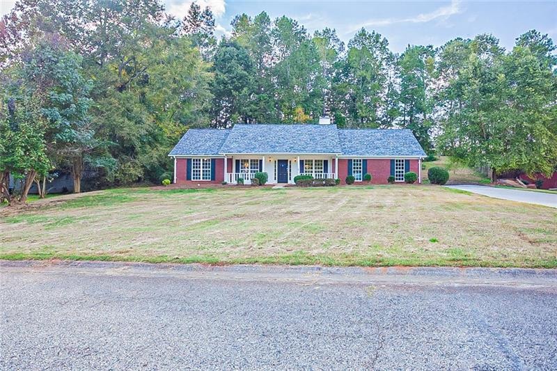 785 Creek View Dr, Hoschton, GA 30548 - photo 1