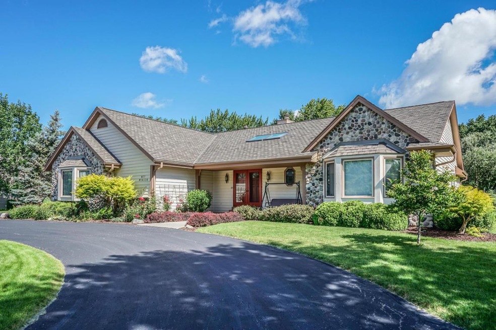 N77W16336 Overlook Dr, Menomonee Falls, WI 53051 - photo 1