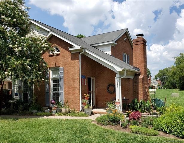 Great corner unit with nicely planted landscaping