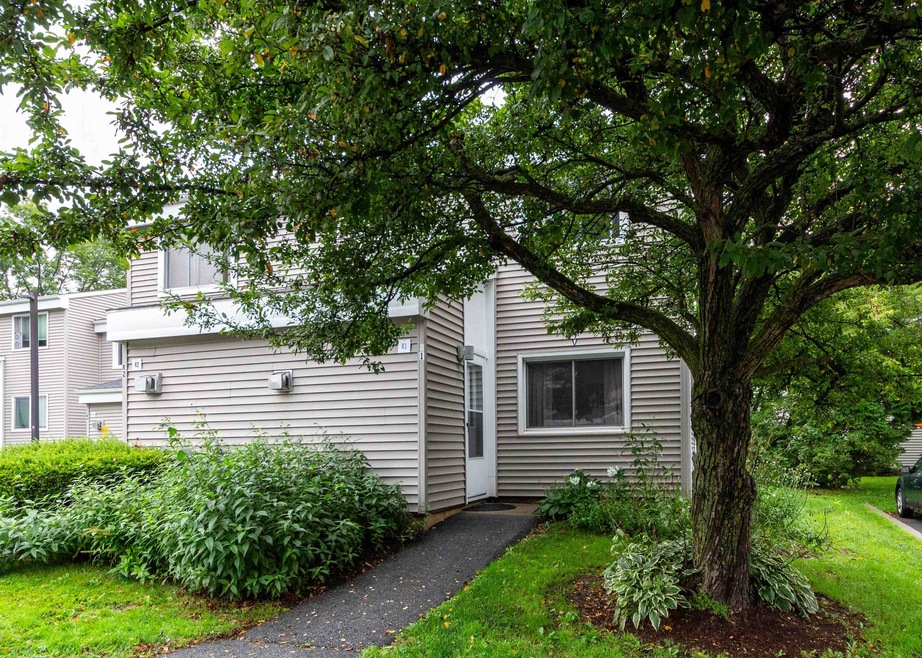 R1 Grandview Dr unit 1, South Burlington, VT 05403 - photo 1