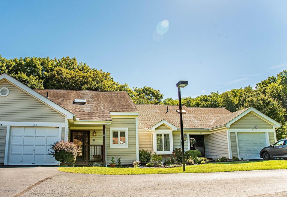 102 Duck Hollow Cir, Stroudsburg, PA 18360 - photo 1