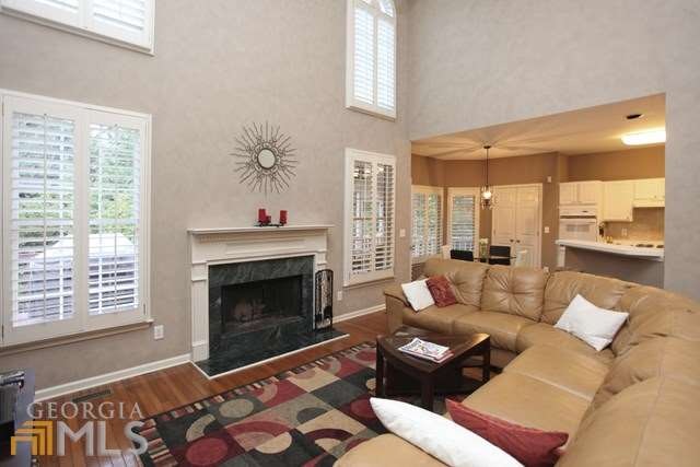 Open Plan with Family Room to kitchen access