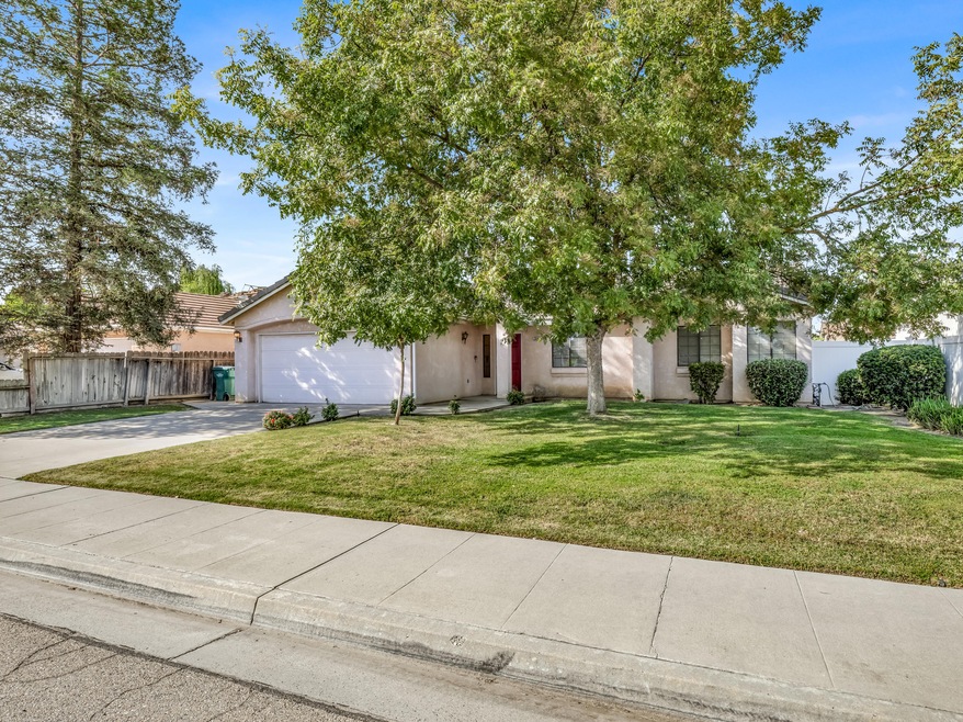 2048 Maple St-2