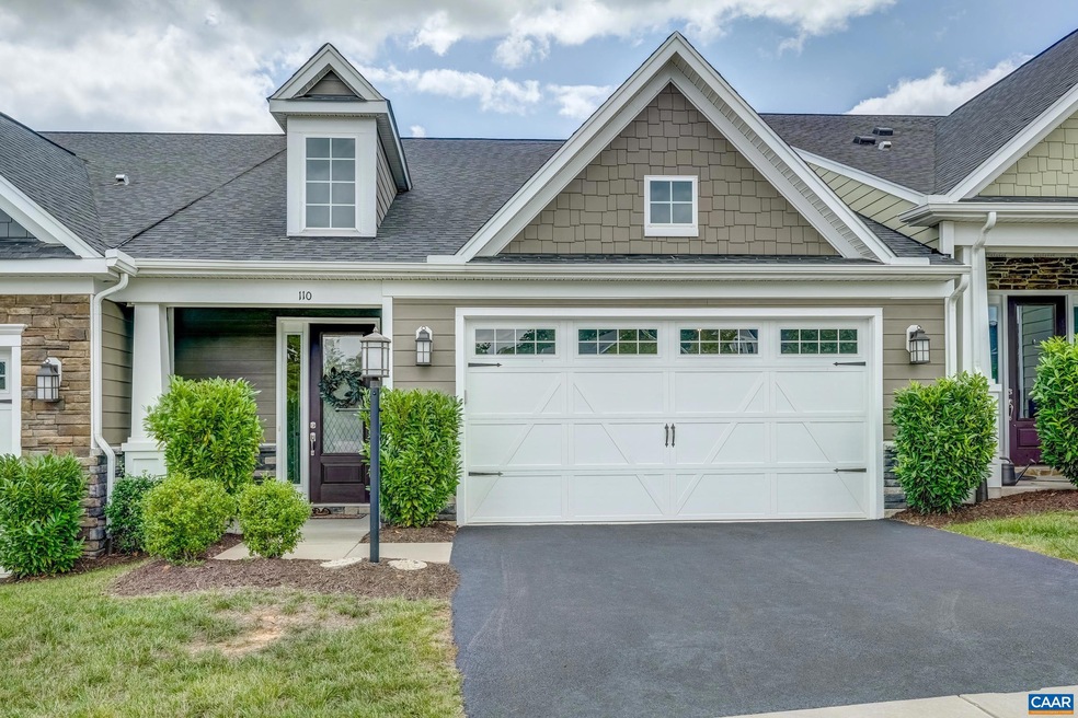 Low maintenance, like-new villa in the heart of Cr