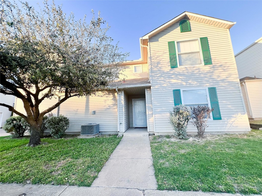 View of front facade featuring a front yard and co