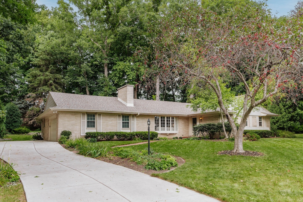 Welcome home to Lindhurst Ct.