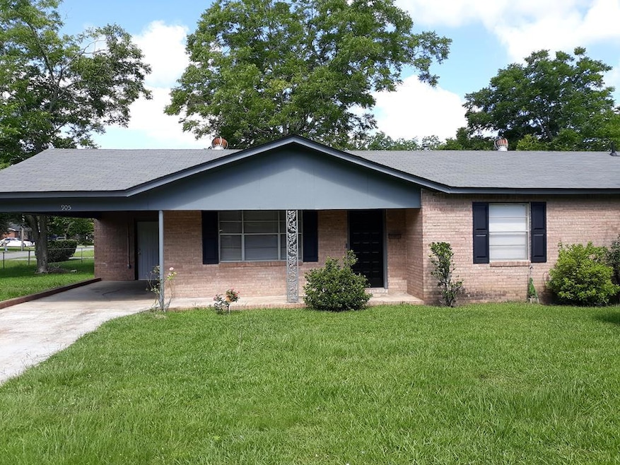 905 Shirley Ave, Douglas, GA 31533 - photo 1