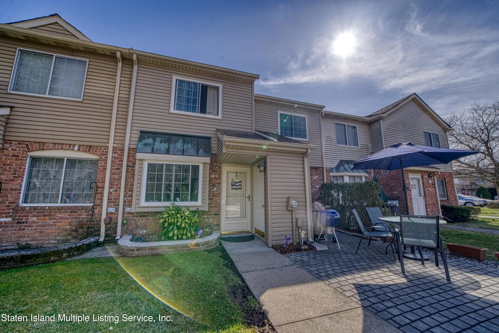 Welcome to 27 Franklin Ln. Unit B!