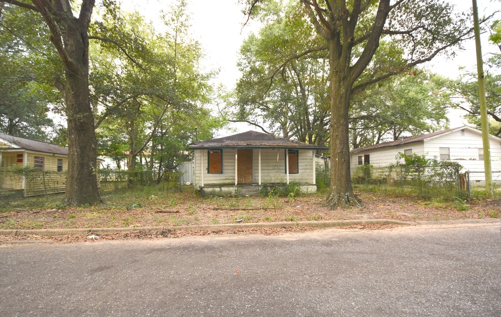 732 Walnut Ave W 01