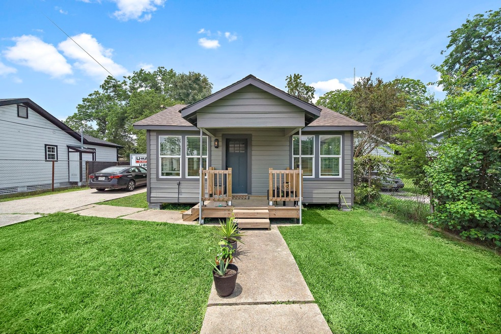 113 Wallace St, Houston, TX 77022 - photo 1