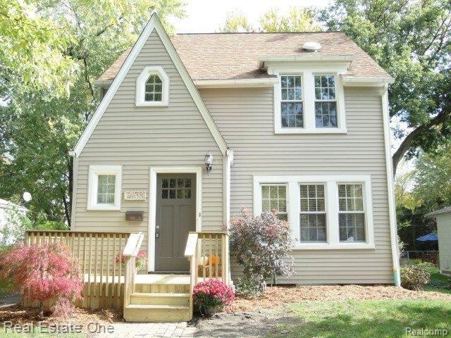 Charm, character & curb appeal!!