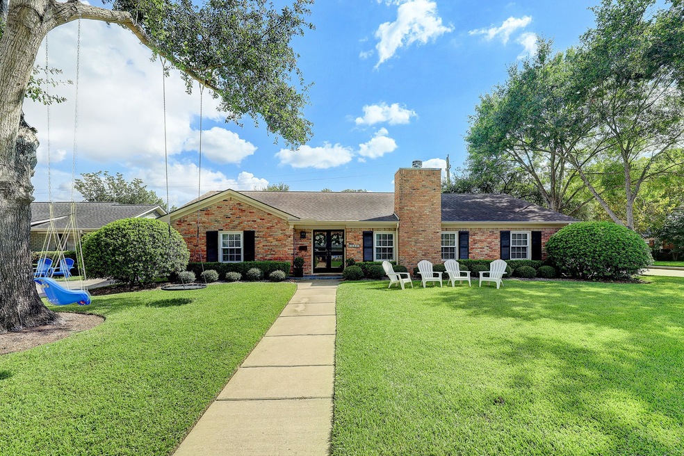 6167 Meadow Lake Ln, Houston, TX 77057 - photo 1