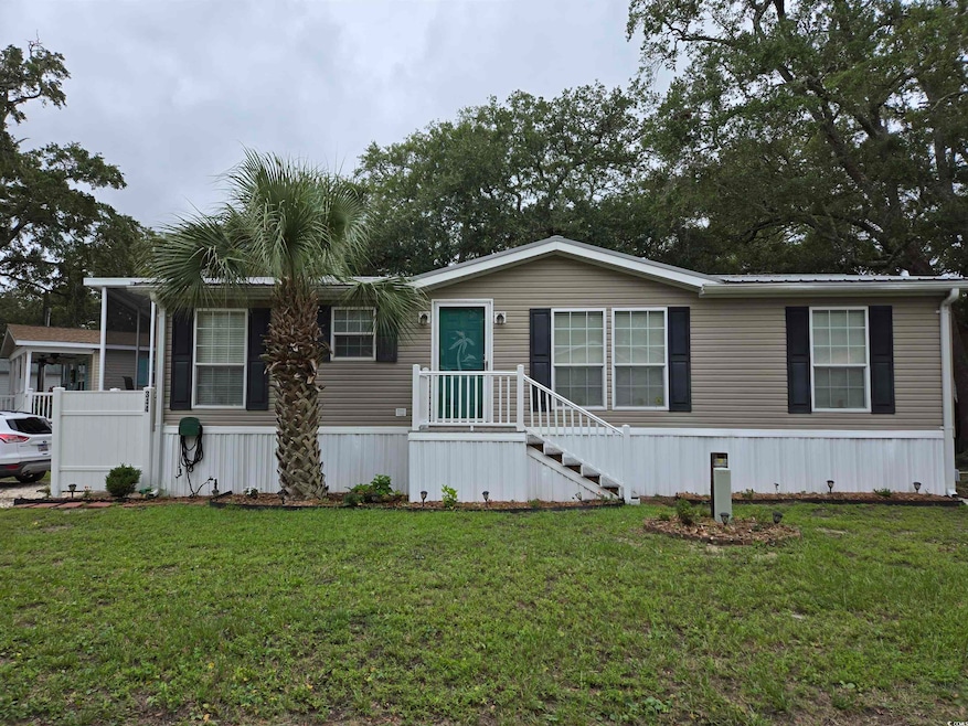Manufactured / mobile home with a front lawn