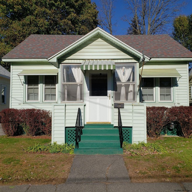 29 Pershing Dr, Schenectady, NY 12302 - photo 1