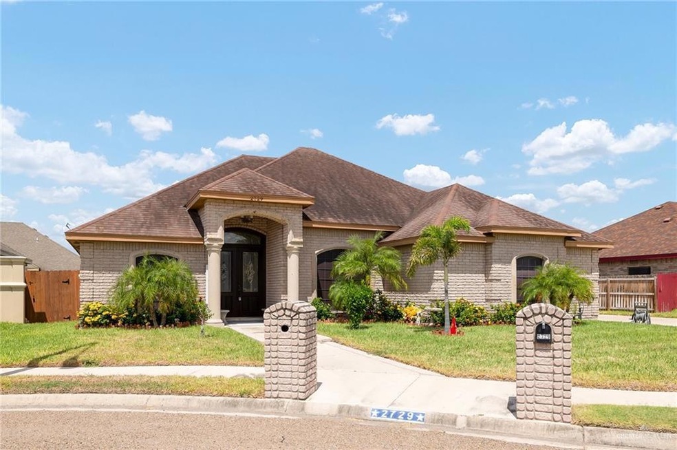 View of front facade featuring a front yard