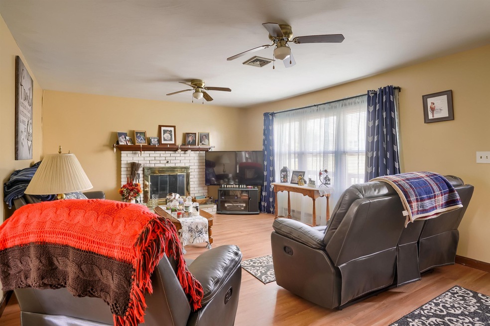 11 Friar Tuck Ln, Nashua, NH 03062 - photo 1