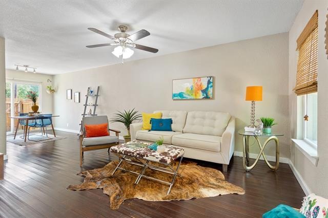 Beautifully updated condo/townhome in popular E Au