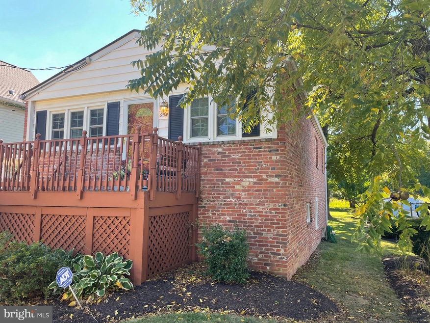 909 Lincoln Ave, Falls Church, VA 22046 - photo 1