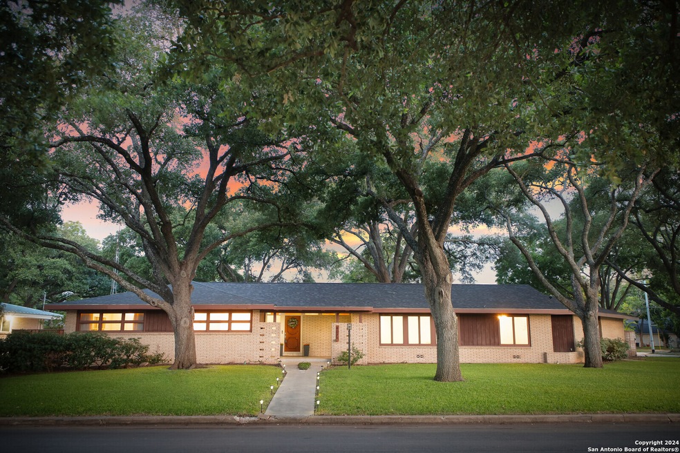 907 E Cedar St, Seguin, TX 78155 - photo 1