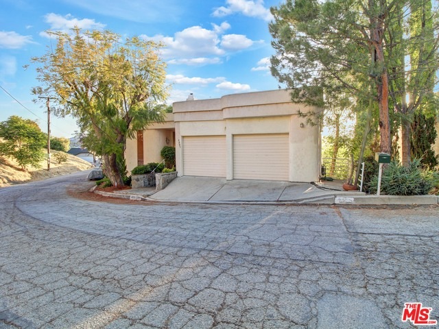 4991 Medina Dr, Woodland Hills, CA 91364 - photo 1