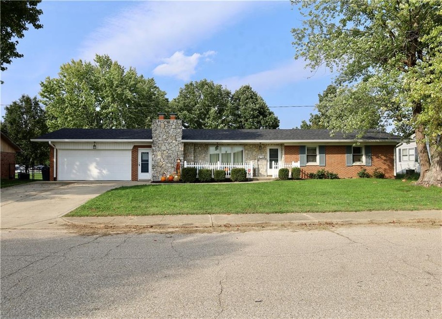 Welcome home to 1850 Sunrise St. 