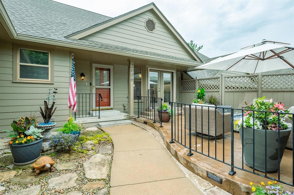 WELCOME to Townhomes of MEADOW POINT - ENJOY the Front PATIO