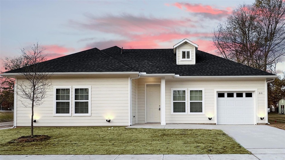 810 S 4th St, Bonham, TX 75418 - photo 1