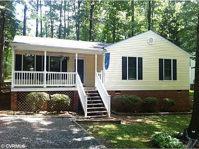 Exterior Front - There is a built-in swing on the 