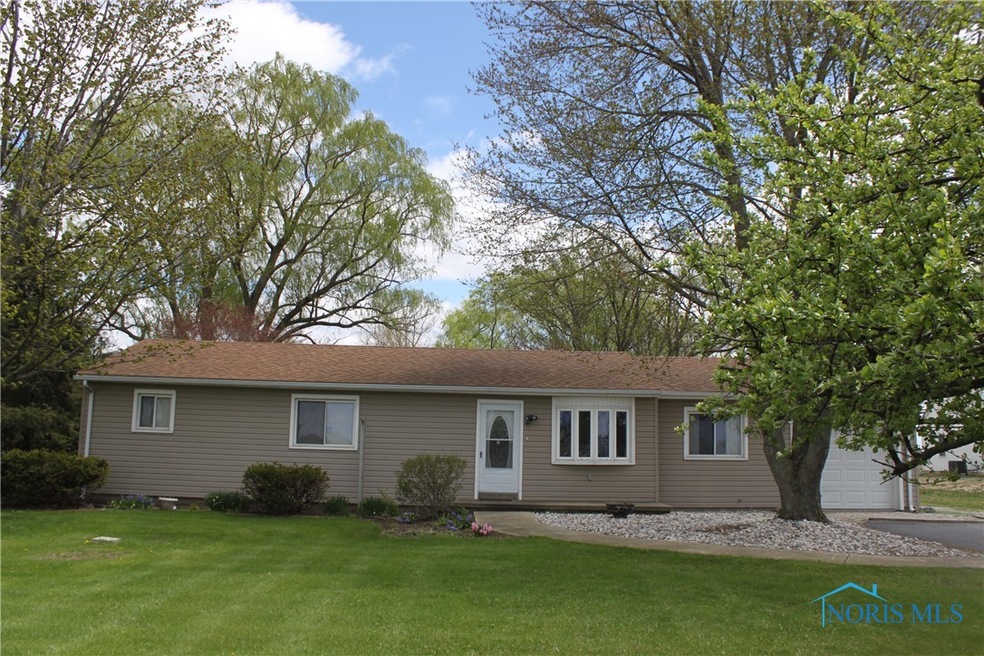 Country home in Bowling Green Schools!  Vinyl Sidi