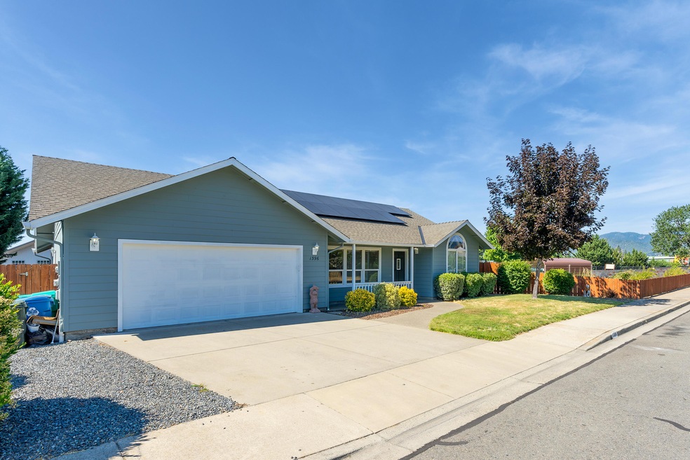 1396 Barney Fife Blvd, Grants Pass, OR 97527 - photo 1