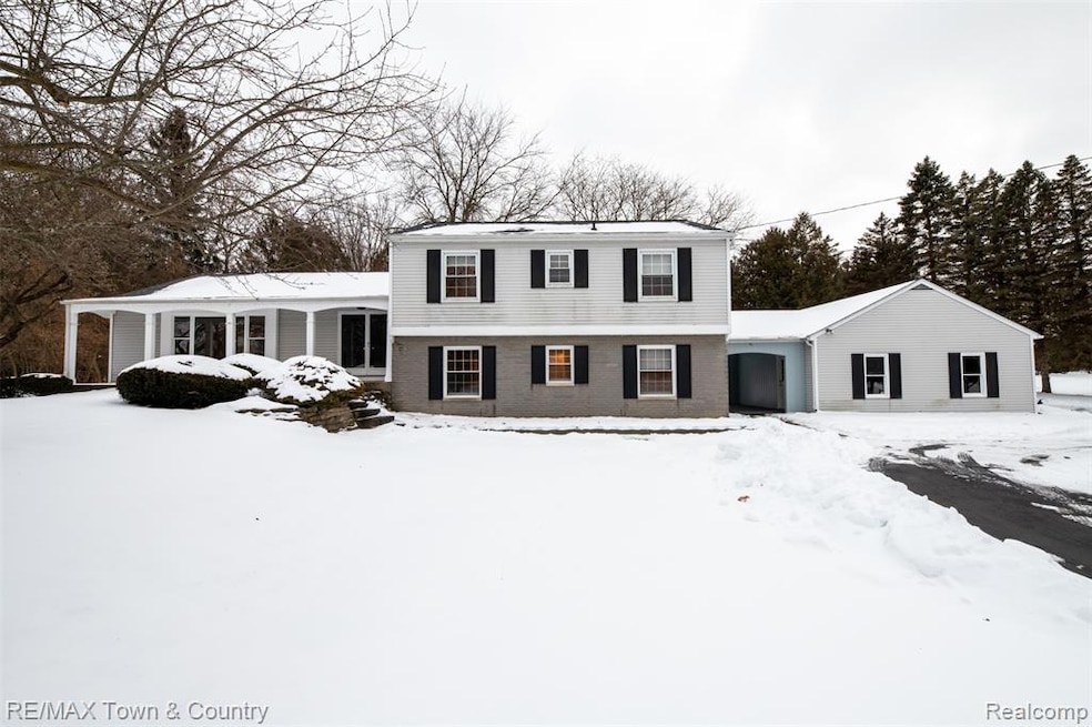 1114 Dye Krest Dr, Flint, MI 48532 - photo 1