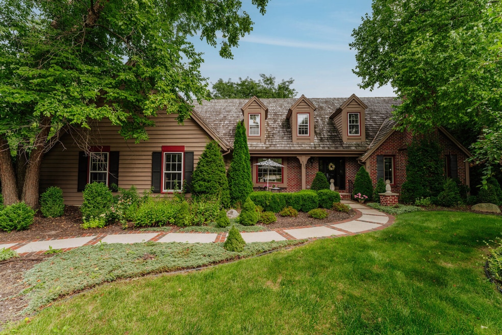 8266 S Country Club Cir, Franklin, WI 53132 - photo 1