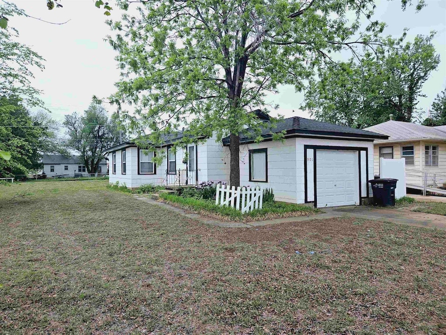 901 W Illinois Ave, Enid, OK 73701 - photo 1