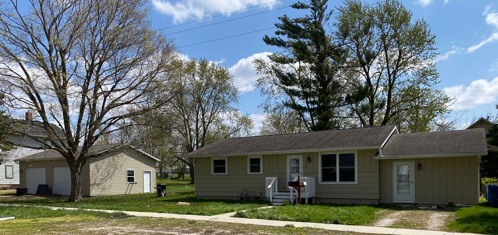 127 Clark St, Chenoa, IL 61726 - photo 1