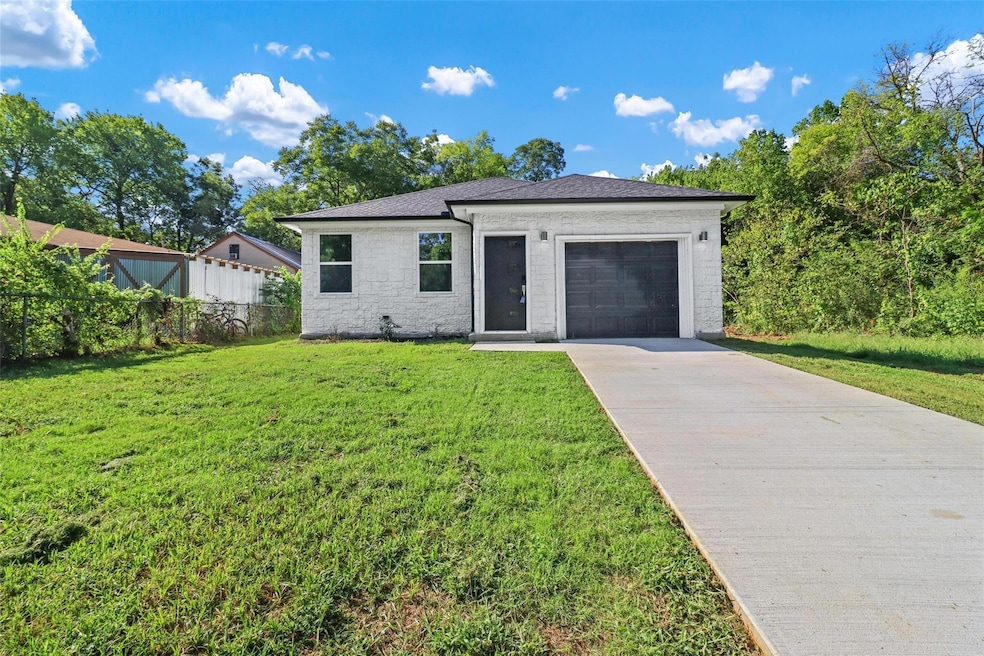 1112 W Elm St, Denison, TX 75020 - photo 1