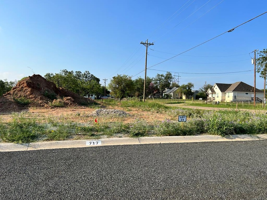 717 Wedgewood Ln unit 24, Fredericksburg, TX 78624 - photo 1