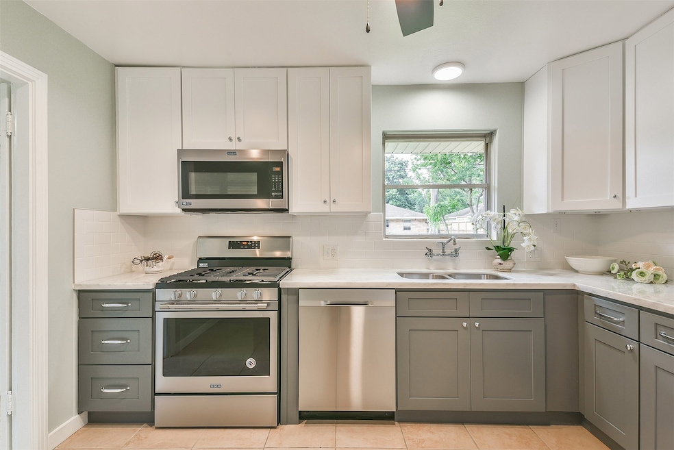 2102 Saxon Dr, Houston, TX 77018 - photo 1