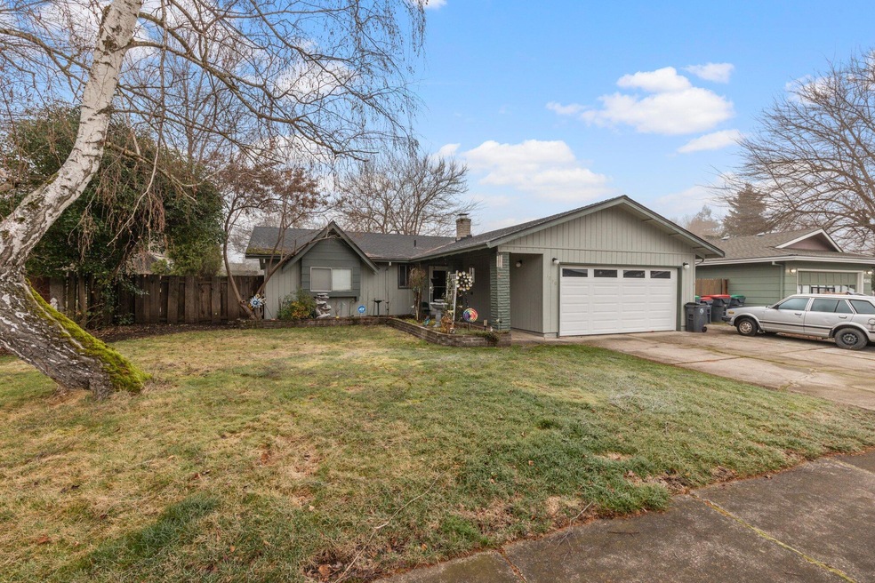 1050 Edwina Ave, Central Point, OR 97502 - photo 1