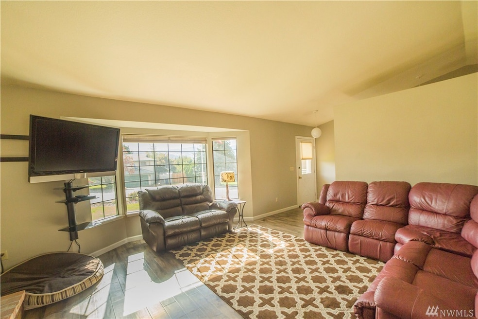 905 Manzanal St NE, East Wenatchee, WA 98802 - photo 1