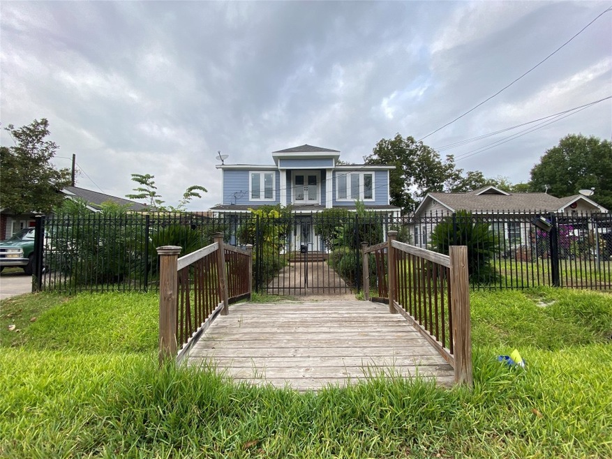 1305 Melbourne St, Houston, TX 77022 - photo 1