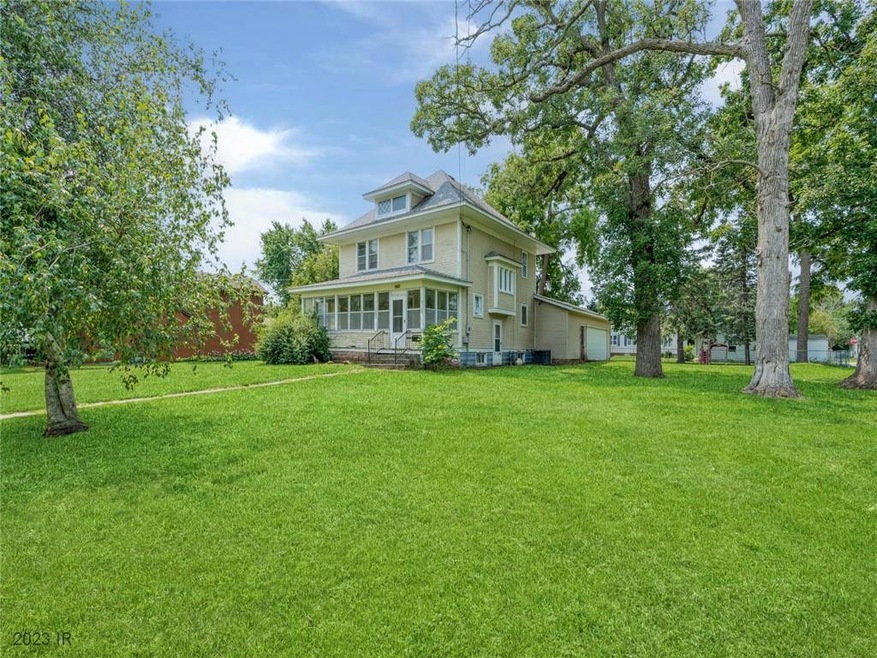 903 W 4th St S, Newton, IA 50208 - photo 1