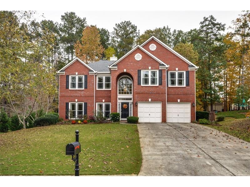 Brick and hardiplank home near the cul-de-sac!