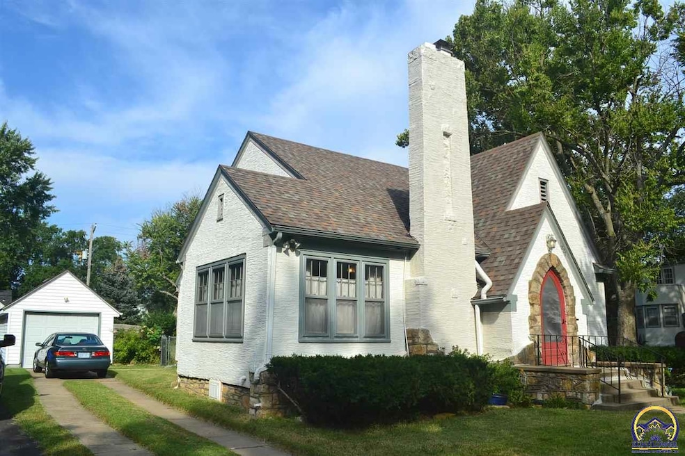 1821 SW Pembroke Ln, Topeka, KS 66604 - photo 1