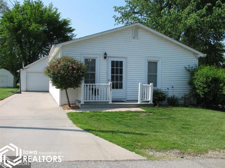 205 N 13th Ave W, Newton, IA 50208 - photo 1