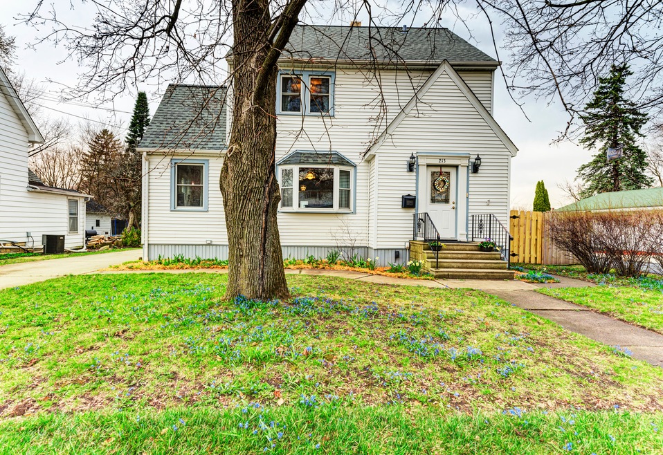 213 S Prairie St, Batavia, IL 60510 - photo 1