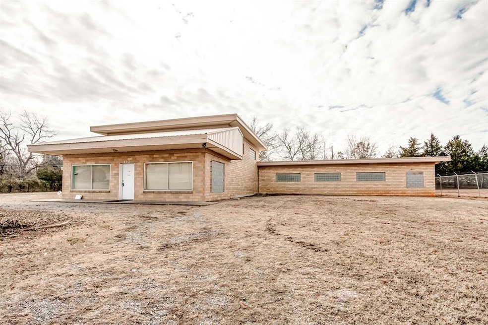 402 W Highland St, Tecumseh, OK 74873 - photo 1